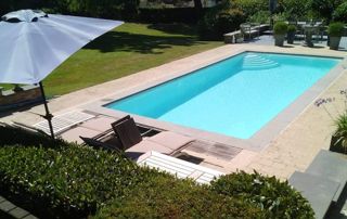 jardin et terrasse avec piscine