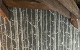 papier peint et poutres en bois au plafond