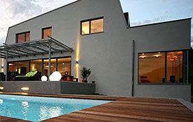 pergola aluminium sur terrasse avec piscine