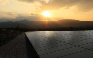 panneaux photovoltaïques sur toiture plate