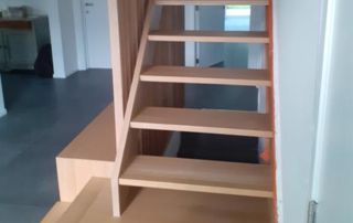 escalier en bois avec rangement apposé