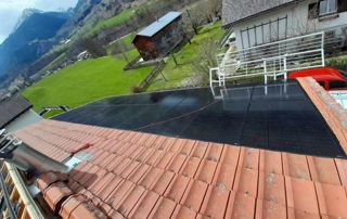 toit en tuiles avec panneaux solaires noirs