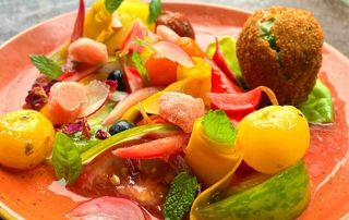 salade fraîche avec croquettes de légumes