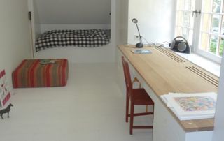 chambre avec bureau et lit en alcôve