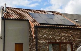 panneaux solaires sur toiture en tuiles