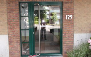 porte d'entrée immeuble avec châssis vert