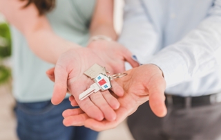 couple avec clé de maison en main