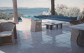 Terrasse de dalles blanches avec tables et chaises