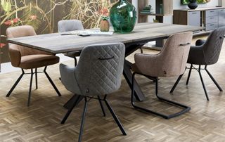 table en bois et chaises design