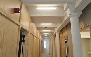 éclairage installé dans un couloir