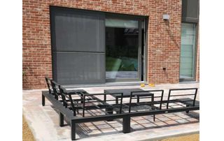 table et chaises de jardin sur la terrasse
