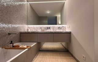 meuble de salle de bain et baignoire