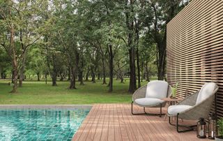 piscine extérieure avec abords en bois