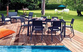 table et chaises extérieures sur terrasse piscine