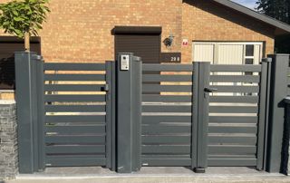 portail semi-ajouré gris avec vidéophone