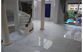 Hall d'entrée fraîchement nettoyé