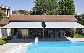 double tente solaire sur une maison avec piscine