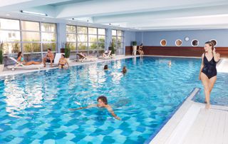 Découvrez la piscine d’Aspria Arts-Loi ici !