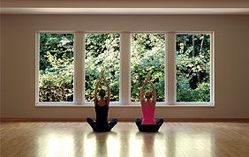 postures de yoga devant une fenêtre
