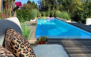 terrasse en bois donnant sur la piscine