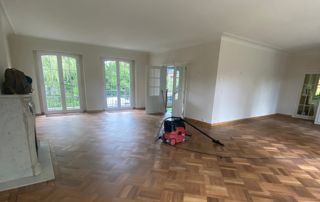 pièce repeinte avec nouveau parquet