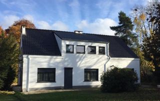 maison peinte en blanc