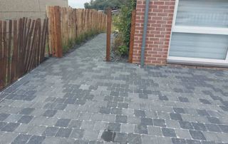 pavage en grès devant une maison