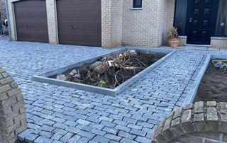 pavés en béton devant une maison