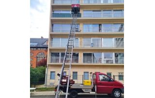 lift devant un immeuble pour un déménagement