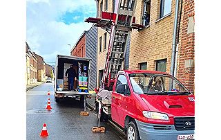 déménagement avec élévateur dans une rue de Namur