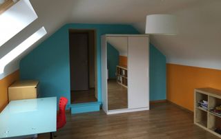 peinture bleu vif dans une chambre d'enfant