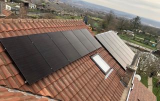 panneaux photovoltaïques sur toiture en pente
