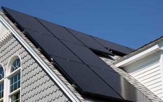panneaux solaires noirs sur toit en pente