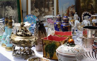 Vide-grenier : porcelaine, bibelot, etc.