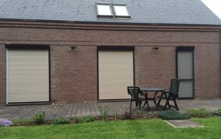 maison avec volets roulants blancs
