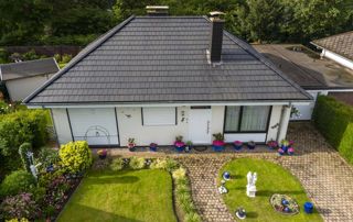 belle maison vue du haut avec toit incliné en tuiles