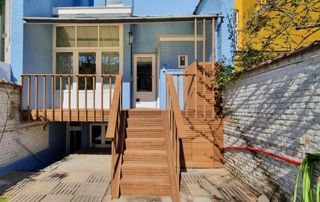 aménagement escalier et terrasse à l'arrière d'une maison