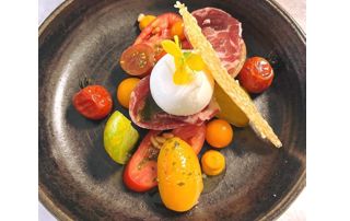 burrata et jambon italien avec légumes