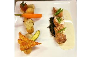 assiette gastronomique avec viande, sauce et légumes