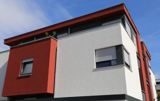 peinture de façade rouge et blanche