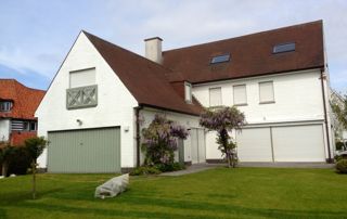 façade maison repeinte en blanc