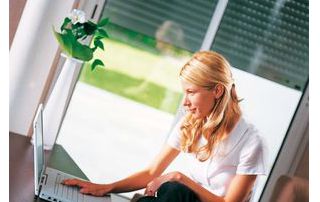 femme en train de travailler dans une pièce comportant un volet