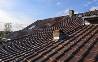 toit incliné en tuiles