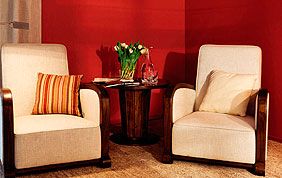 salon avec papier peint rouge