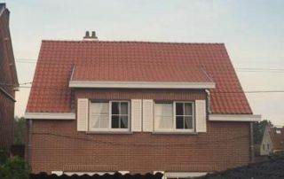 maison avec toit en tuiles