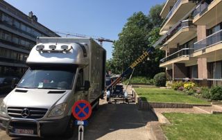 camion de déménagement avec lift devant un immeuble à Bruxelles