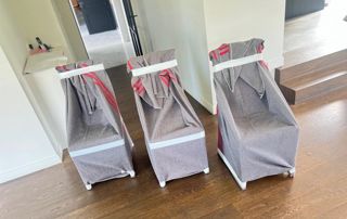 chaises emballées avec des couvertures