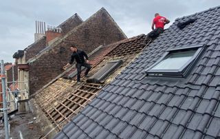 toit en tuiles avec fenêtre Velux
