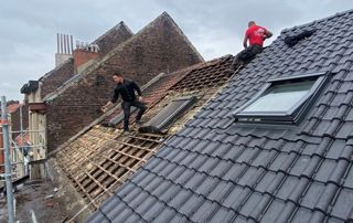 toit en tuiles avec fenêtre Velux