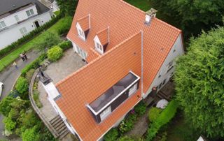 maison avec toiture en tuiles terre cuite vue d'un drone
